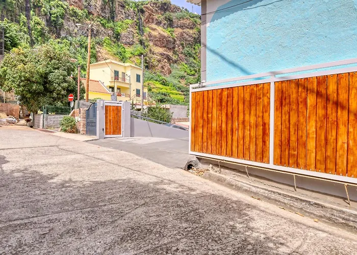 Casa Da Tia Celeste Iii, A In Madeira * 蓬他达维托亚